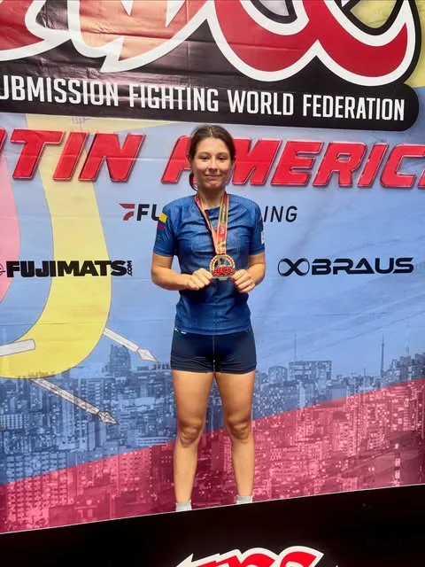 Atleta de El Olympo con medalla de la Submission Fighting World Federation