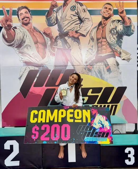 Atleta de El Olympo en el podio del IBJJF International Open 2025
